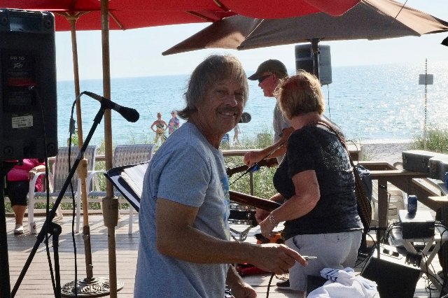 Time change party at the Tiki <br> Photos by Roger Cissa - Slide 2